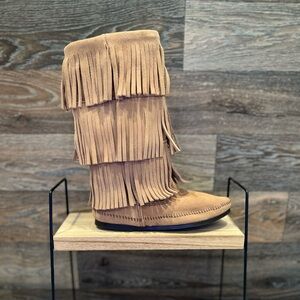 Women’s Minnetonka 3 layer Fringe Suede pull -on boots in Taupe
